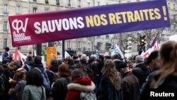 31일 프랑스 파리에서 정부의 연금 개혁에 반대하는 시위 참가자들이 "연금을 구하라"는 문구가 적힌 플래카드를 들고 있다.