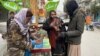 واکنش به منع آموزش دختران در افغانستان؛ استاد پوهنتون به مردم کتاب هدیه می‌دهد