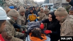 Komandosi turske vojske spašavaju desetogodišnju djevojčicu iz ruševina u Hatayu, u južnoj Turskoj, u srijedu, 8. februara 2023. 