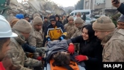 Pasukan komando tentara Turki menyelamatkan Kübra, gadis berusia sepuluh tahun, dari bawah reruntuhan di Hatay, Turki selatan, Rabu, 8 Februari 2023. (IHA via AP)