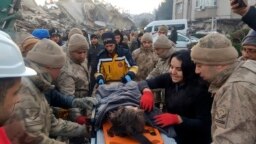 Komando tentara Turki menyelamatkan Kübra, gadis berusia sepuluh tahun, dari bawah reruntuhan di Hatay, Turki selatan, Rabu, 8 Februari 2023. (IHA via AP)