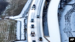 Una mezcla helada cubre la autopista 114 el lunes 30 de enero de 2023 en Roanoke, Texas. Dallas y otras partes del norte de Texas están bajo advertencia de tormenta invernal hasta el miércoles.