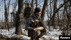 یک سرباز اوکراینی در حال حمل یک گلوله خمپاره در نزدیکی شهر ووهلدار در منطقه دونتسک. شنبه ١١ فوریه ۲۰۲۳
