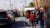 Migrantes, en su mayoría de Venezuela, frente a un refugio durante una visita del alcalde de la ciudad de Nueva York, Eric Adams, quien habló sobre inmigración con las autoridades locales en El Paso, EEUU, el 15 de enero de 2023.