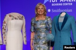 Джилл Байден на церемонии передачи своих инаугурационных нарядов Музею американской истории