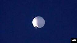 Un globo a gran altura flota sobre Billings, Montana, EEUU, el 1 de febrero de 2023.