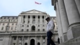 Seorang pria menuruni anak tangga di depan gedung Bank of Englad di London, 2 Februari 2023. (AP Photo/Frank Augstein)