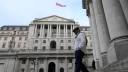 Seorang pria menuruni anak tangga di depan gedung Bank of Englad di London, 2 Februari 2023. (AP Photo/Frank Augstein)