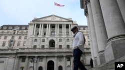 Seorang pria menuruni anak tangga di depan gedung Bank of Englad di London, 2 Februari 2023. (AP Photo/Frank Augstein)