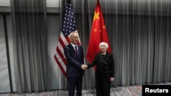 Ministarka finansija Janet Yellen, desno, rukuje se s kineskim vicepremijerom Liu Heom tokom bilateralnog sastanka u Cirihu, Švicarska, u srijedu, 18. januara 2023. 