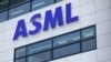 Logo dari perusahaan teknologi terbesar di Eropa ASML terpasang di markas perusahaan tersebut di Eindhoven, Belanda, pada 23 Januari 2019. (Foto: Reuters/Eva Plevier)