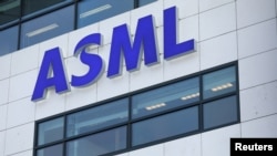 네덜란드 칩 제조회사 ASML사 본부 건물에 걸려 있는 회사 로고. (자료사진)
