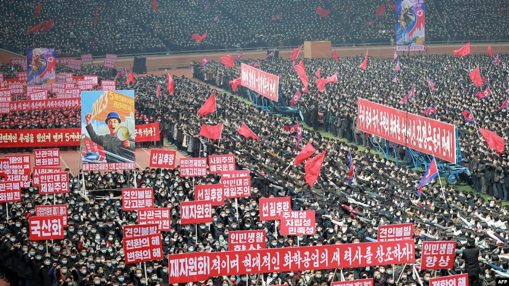 朝鲜民众在平壤集会，支持朝鲜劳动党中央委员会的决定。（2023年1月5日）(photo:VOA)