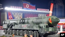 這張由北韓政府提供的照片顯示了2023年2月8日在北韓平壤舉行的紀念北韓人民軍建軍75週年閱兵式上的一枚洲際彈道導彈。
