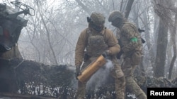 烏克蘭武裝部隊第3獨立突擊旅(亞速部隊)成員在烏克蘭頓涅茨克州巴赫穆特附近使用蘇制152毫米2A65Msta-B榴彈砲向進攻的俄軍開火。(2023年2月6日)