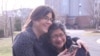 Ariadna Gutiérrez, a la izquierda, abraza a su madre, Evelyn Pinto, mientras hablan por teléfono con un familiar. Pinto, defensora de DD.HH., estuvo en la cárcel desde noviembre de 2021.
