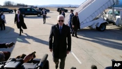 El presidente Joe Biden se acerca para hablar con miembros de la prensa después de bajarse del Air Force One en el Aeropuerto Regional de Hagerstown en Hagerstown, Maryland, el 4 de febrero de 2023.