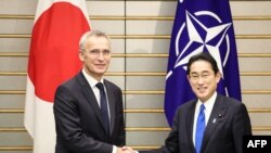 Tổng thư ký NATO Jens Stoltenberg gặp Thủ tướng Nhật Bản Fumio Kishida tại Tokyo ngày 31/1/2023.