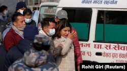 Anggota keluarga berduka atas meninggalnya korban kecelakaan pesawat yang dioperasikan, Yeti Airlines, di Pokhara, Nepal, 17 Januari 2023. (Foto: REUTERS/Rohit Giri)
