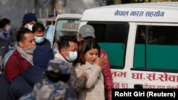 Anggota keluarga berduka atas meninggalnya korban kecelakaan pesawat yang dioperasikan, Yeti Airlines, di Pokhara, Nepal, 17 Januari 2023. (Foto: REUTERS/Rohit Giri)
