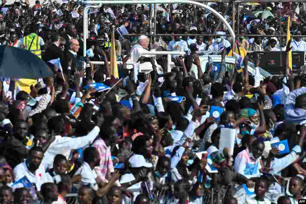 Pope Francis (C) arrives for the Mass at the N&#39;Dolo Airport in Kinshasa, Democratic Republic of Congo.