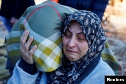 یک زن آواره در حال گریستن هنگام دفن قربانیان زلزله در شهر قهرمان‌مرعش، ترکیه - ۲۰ بهمن ۱۴۰۱