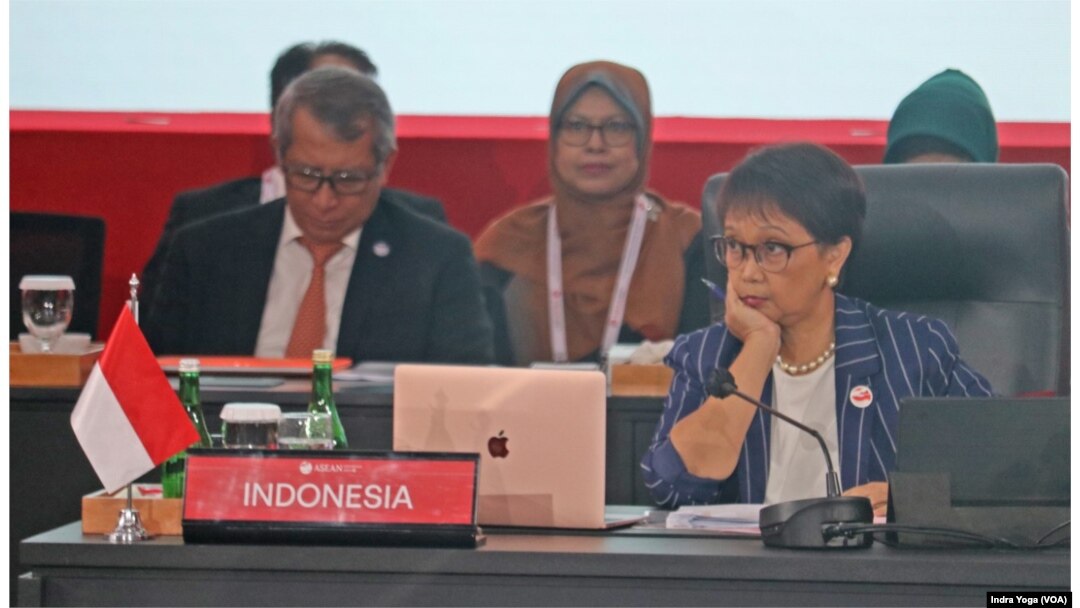 Menlu RI, Retno Marsudi (kanan) memimpin pembukaan 32nd ASEAN Coordinating Council Meeting di Sekretariat ASEAN, Jakarta pada Jumat (3/2). Salah satu topik yang akan dibahas dalam acara tersebut adalah mengenai situasi politik di Myanmar. (VOA/Indra Yoga)