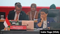 Menlu RI, Retno Marsudi (kanan) memimpin pembukaan 32nd ASEAN Coordinating Council Meeting di Sekretariat ASEAN, Jakarta pada Jumat (3/2). Salah satu topik yang akan dibahas dalam acara tersebut adalah mengenai situasi politik di Myanmar. (VOA/Indra Yoga)