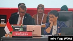 Menlu RI, Retno Marsudi (kanan) memimpin pembukaan 32nd ASEAN Coordinating Council Meeting di Sekretariat ASEAN, Jakarta, Jumat, 3 Februari 2023. (VOA/ Indra Yoga). 