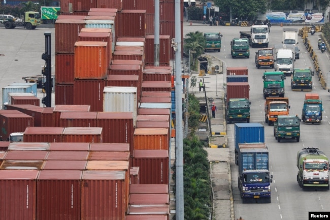 Truk melewati tumpukan kontainer di Pelabuhan Tanjung Priok, Jakarta, 3 Februari 2023. (Foto: REUTERS/Ajeng Dinar Ulfiana)
