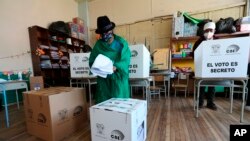 ARCHIVO - Los ecuatorianos acuden a las urnas este domingo 5 de febrero para elegir a funcionarios de gobiernos locales, pero también para responder a ocho preguntas en plebiscito para hacer cambios a la Constitución del país.