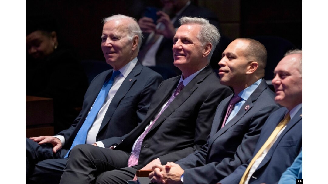 Dari kiri: Presiden Joe Biden, Ketua DPR Kevin McCarthy, Pemimpin Minoritas DPR Hakeem Jeffries dan Pemimpin Mayoritas DPR Steve Scalise duduk bersama di Doa Sarapan Nasional, di Gedung Capitol, Washington DC, Kamis, 2 Februari 2023.