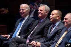 Dari kiri: Presiden Joe Biden, Ketua DPR Kevin McCarthy, Pemimpin Minoritas DPR Hakeem Jeffries dan Pemimpin Mayoritas DPR Steve Scalise duduk bersama di Doa Sarapan Nasional, di Gedung Capitol, Washington DC, Kamis, 2 Februari 2023.