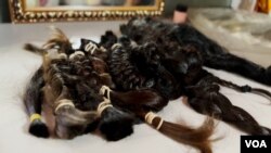 Trenzas de cabello donado para la elaboración de pelucas para pacientes con cáncer. [Foto: Nicole Kolster, VOA].