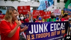 FILE - Protesters in Manila, Philippines, visit Defense Secretary Lloyd Austin, who is in the country to discuss deploying weapons with US troops in more Philippine military camps, February 2, 2023 I am protesting