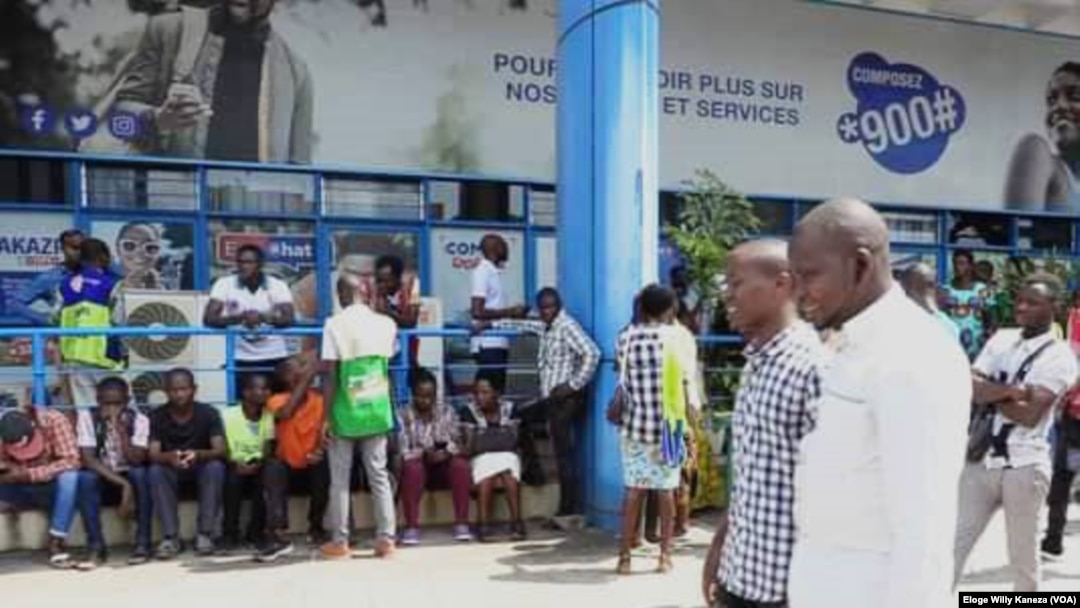 Isinzi ry’abantu biriwe ku cicero gikuru ca Econet ku murwa mukuru w’ubutunzi.