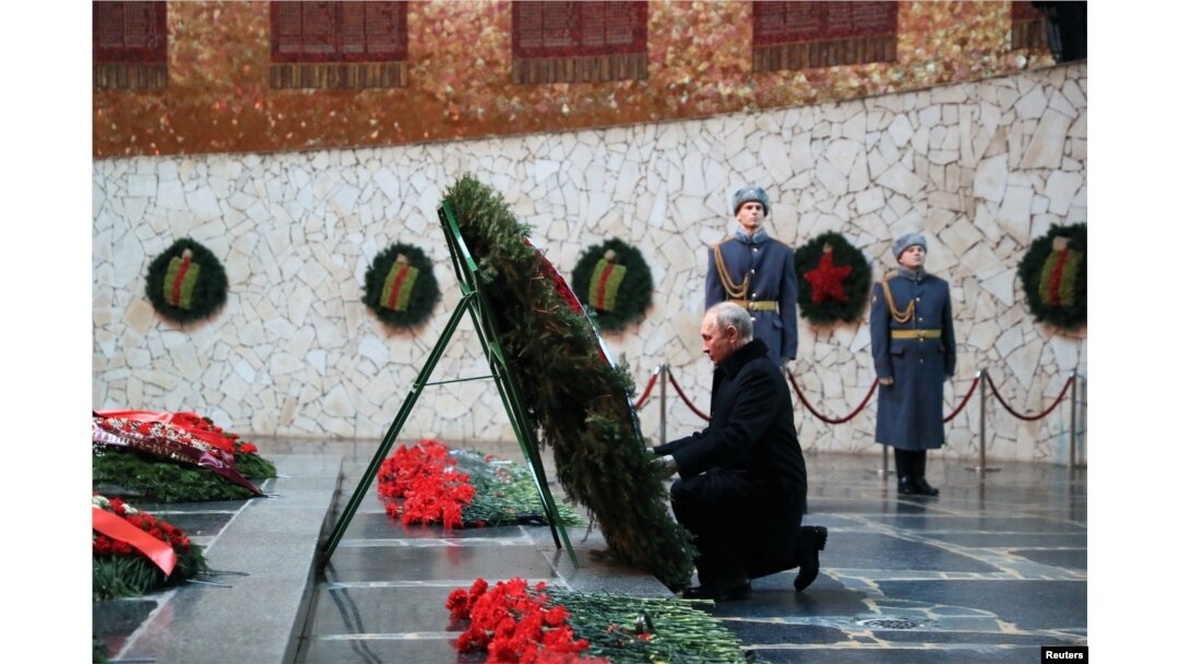 Presiden Rusia Vladimir Putin menghadiri upacara peletakan karangan bunga dalam acara peringatan 80 tahun Pertempuran Stalingrad dalam Perang Dunia Kedua, di Volgograd, Rusia, 2 Februari 2023. (Sputnik/Dmitry Lobakin via Reuters)