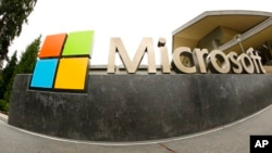 资料照片：2014年7月3日，微软在华盛顿州雷德蒙德的公司访客中心外的公司徽标。（美联社照片）