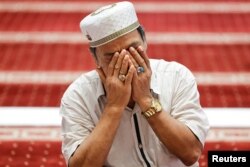 Seorang pria berdoa saat menghadiri salat Jumat dilanjutkan dengan salat ghaib untuk para korban gempa di Turki dan Suriah, di Masjid Agung Istiqlal, Jakarta, 10 Februari 2023. (REUTERS/Willy Kurniawan)