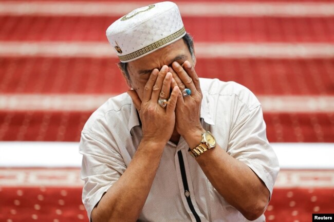 Seorang pria berdoa saat menghadiri salat Jumat dilanjutkan dengan salat ghaib untuk para korban gempa di Turki dan Suriah, di Masjid Agung Istiqlal, Jakarta, 10 Februari 2023. (REUTERS/Willy Kurniawan)