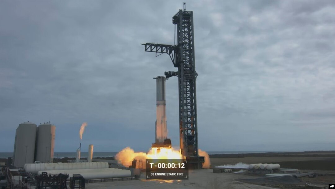 Pendorong Super Heavy tahap pertama Starship melakukan uji penembakan mesin di landasan peluncuran di Boca Chica, Texas, Kamis, 9 Februari 2023. (SpaceX via AP)