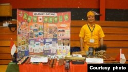 Swarles sedang menjaga stand pameran budaya Indonesia di kampus IUP (foto: courtesy).