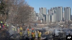 韩国消防员在首尔灭火。（2023年1月20日）