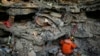 Un trabajador de rescate revisa un edificio colapsado por el terremoto en Adiyaman, Turquía, el 11 de febrero de 2023.