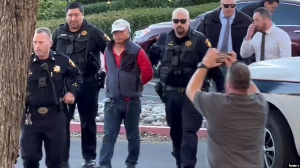 加州警察逮捕半月湾枪击案凶嫌赵春利（左三）。（2023年1月23日）(photo:VOA)