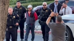 加州警察逮捕半月湾枪击案凶嫌赵春利（左三）。（2023年1月23日）