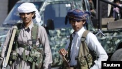 تصویری از دو شبه‌نظامی نوجوان حوثی در صنعا، پایتخت یمن. آرشیو