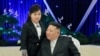 Severnokorejski lider Kim Džong Un razgovara sa svojom ćerkom Kim Džu Ae na proslavi 75. godišnjice Korejske narodne armije u Pjongjangu, Severna Koreja 7. februar, 2023. (Foto: Reuters KCNA). 