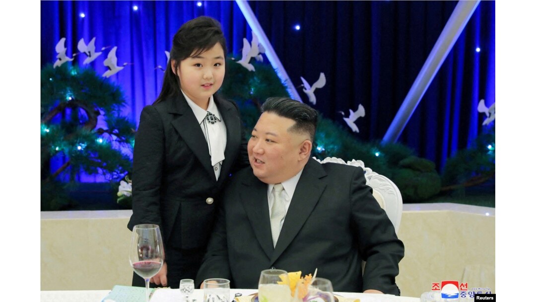 Pemimpin Korea Utara Kim Jong Un berbicara dengan putrinya Kim Ju Ae di sebuah perjamuan untuk merayakan peringatan 75 tahun Tentara Rakyat Korea, di Pyongyang, Korea Utara, 7 Februari 2023. (Foto: KCNA via Reuters)