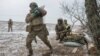 Miembros de la 3.ª Brigada de Asalto Separada (Unidad Azov) de las Fuerzas Armadas de Ucrania se preparan para disparar un obús de 152 mm 2A65 Msta-B, en medio del ataque de Rusia a Ucrania, cerca de Bahmut, en la región de Donetsk, Ucrania, el 6 de febrero de 2023.